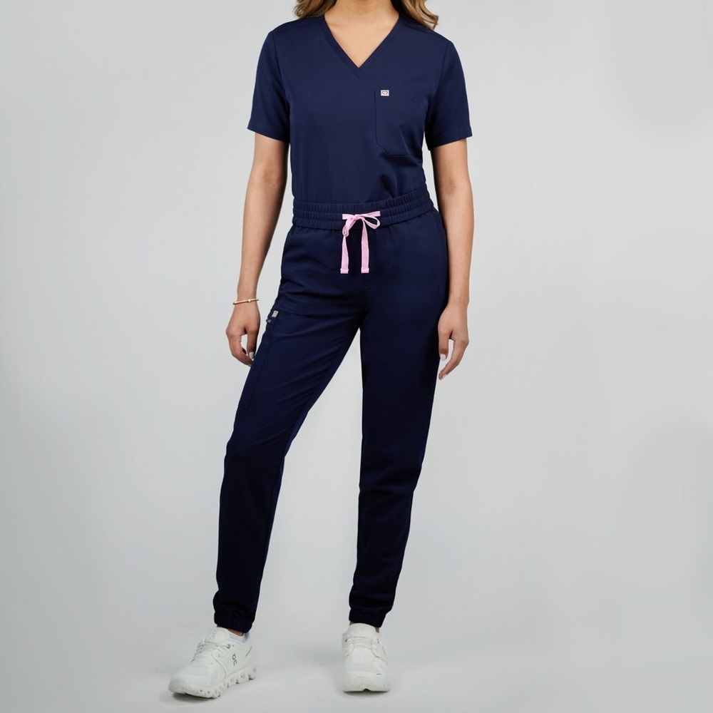 Create Amor Clover Jogger and One-Pocket top Women's Navy Scrub size S